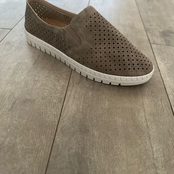 New Easy Street Women's Fresh Slip-On Sneaker Natural size 9 - Picture 8 of 16